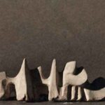 1979 - Déambulatoire, 114x33x24 cm - Terre cuite patinée - Atelier des Issarts
